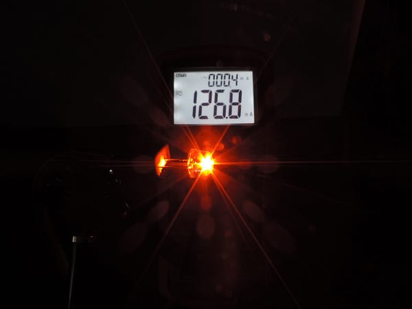 Dioda led 8mm straw hat 0.5W 18lm pomarańczowa 3.2V 145st - pomiar