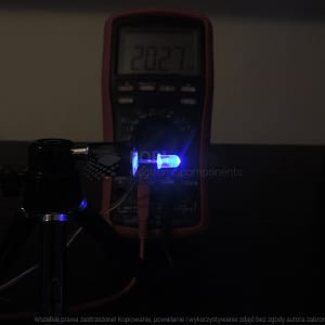 Dioda led 5mm niebieska przeźroczysta 5000-6000 mcd - pomiar